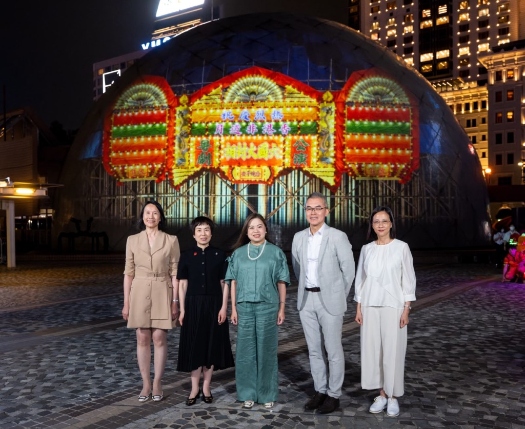 Guests enjoy The Hong Kong Jockey Club Series: “Journey of the Horse: A Legacy of Arts and Culture” Light Show. Guests enjoy The Hong Kong Jockey Club Series: “Journey of the Horse: A Legacy of Arts and Culture” Light Show.