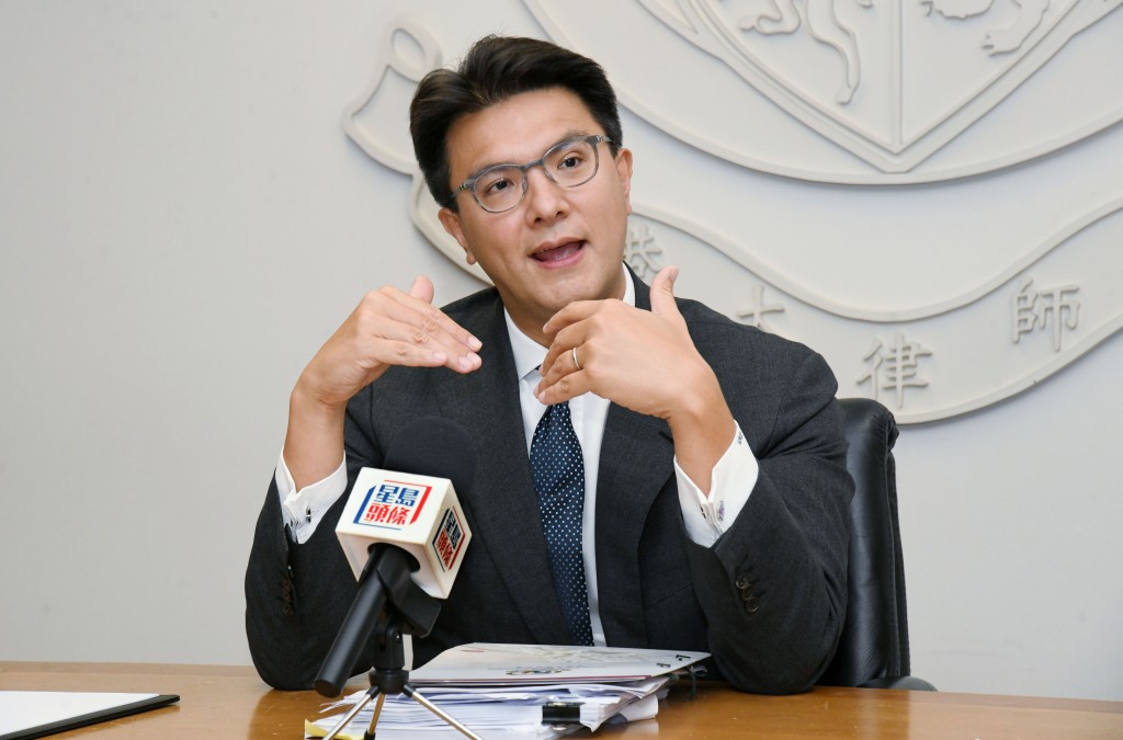 Bar Association Chairman José-Antonio Maurellet, who has been in office for over six months, gives an interview to Sing Tao Daily.