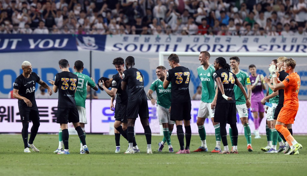 Tottenham Hotspur and Newcastle United players form a guard of honor for Son Heung-Min after he plays his last game for Tottenham Hotspur. (Reuters)