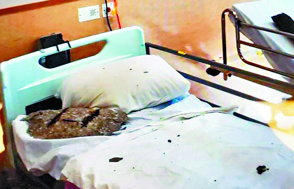 The A4-size piece of concrete fell from the ceiling on to an empty bed in Castle Peak Hospital. Sing Tao The A4-size piece of concrete fell from the ceiling on to an empty bed in Castle Peak Hospital. Sing Tao