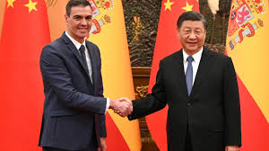 Spain's Prime Minister Pedro Sanchez (L) shakes hands with Chinese President Xi Jinping (R) in Beijing during a visit in 2023 © Borja Puig de la Bellacasa / LA MONCLOA/AFP