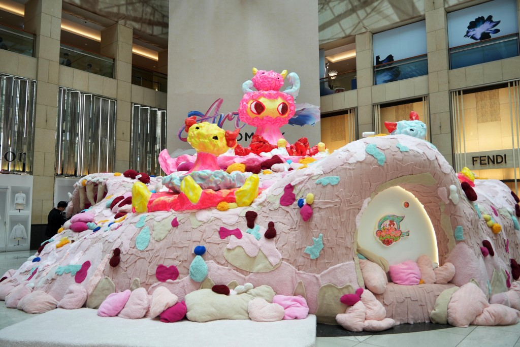 Ayako Rokkaku’s “THE ISLAND – ONIGASHIMA”, her largest interactive installation in Hong Kong, will be on display at the LANDMARK Atrium from March 23 to April 17.