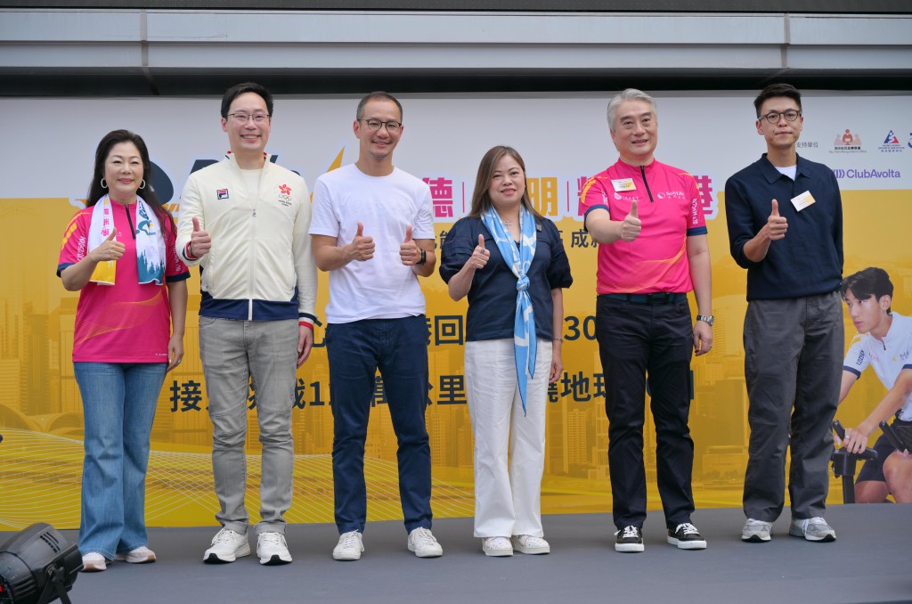 Rosanna Law, center, Lam Kwok-hing, center right, Sun Life Hong Kong chief executive Clement Lam, center left, and Commissioner for Sports George Tsoi