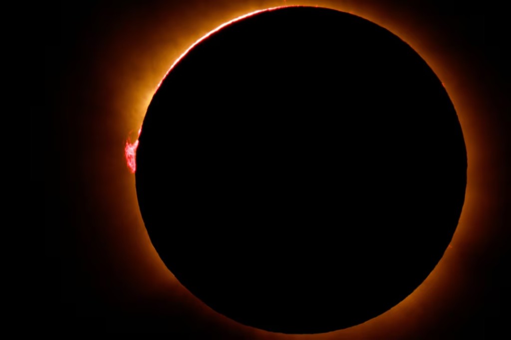 The moon completely covers the sun during a total solar eclipse as seen from Arija, Spain, August 12, 2026. REUTERS/Borja Suarez