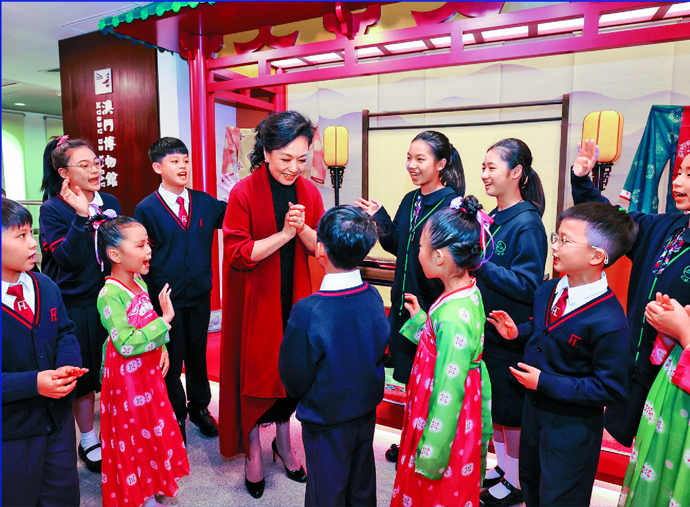 Peng Liyuan visits Macao Museum. XINHUA Peng Liyuan visits Macao Museum. XINHUA