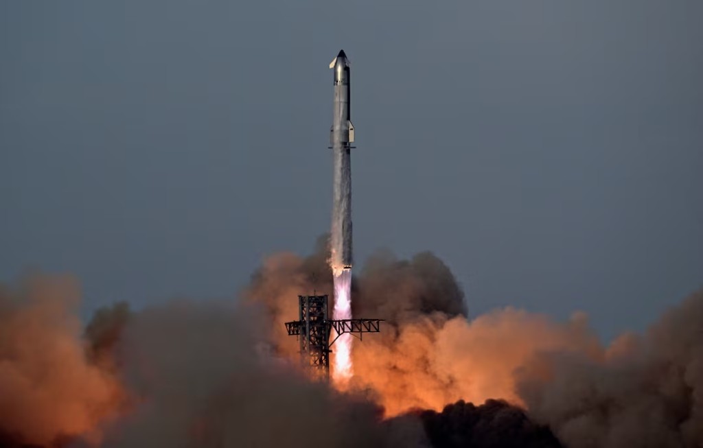 A SpaceX Super Heavy booster carrying the Starship spacecraft lifts off on its 10th test flight at the company's launch pad in Starbase, Texas, U.S., August 26, 2025. REUTERS/Steve Nesius