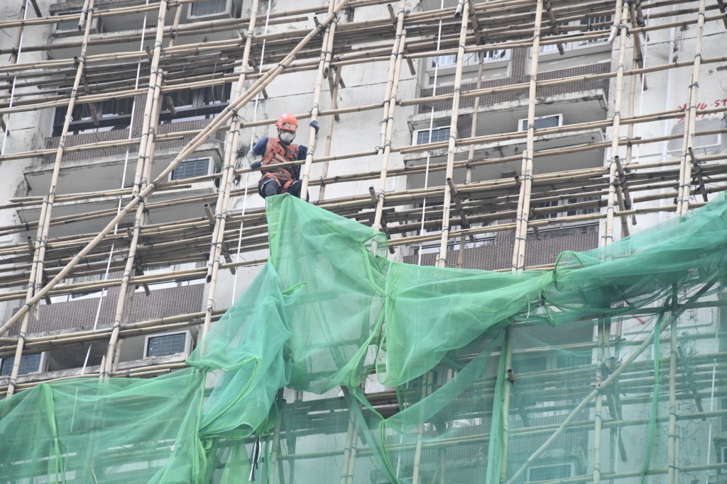  The government ordered all scaffold netting on buildings undergoing major renovation to be removed within three days.