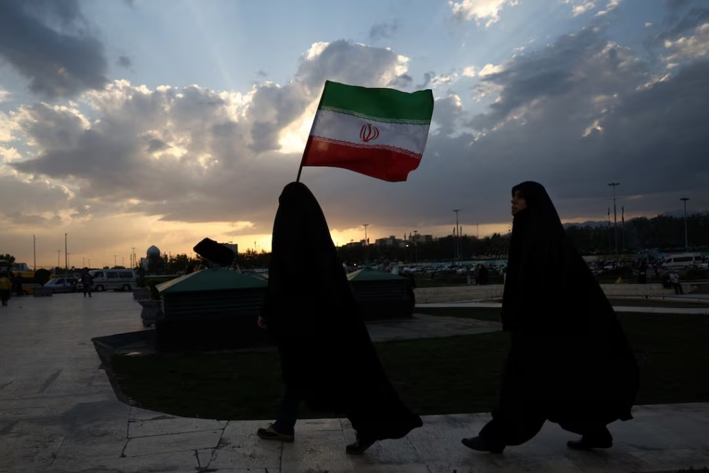  An Iranian woman holds Iran's flag during a rally in Tehran, Iran, April 29, 2026. Majid Asgaripour/WANA (West Asia News Agency) via REUTERS 