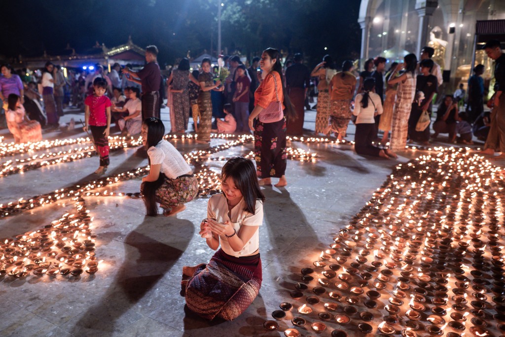 Buddhist devotees light earthern lamps at Botahtaung Pagoda to mark the full moon day of the Thadingyut festival in Yangon on October 6, 2025. (Photo by Sai Aung MAIN / AFP)