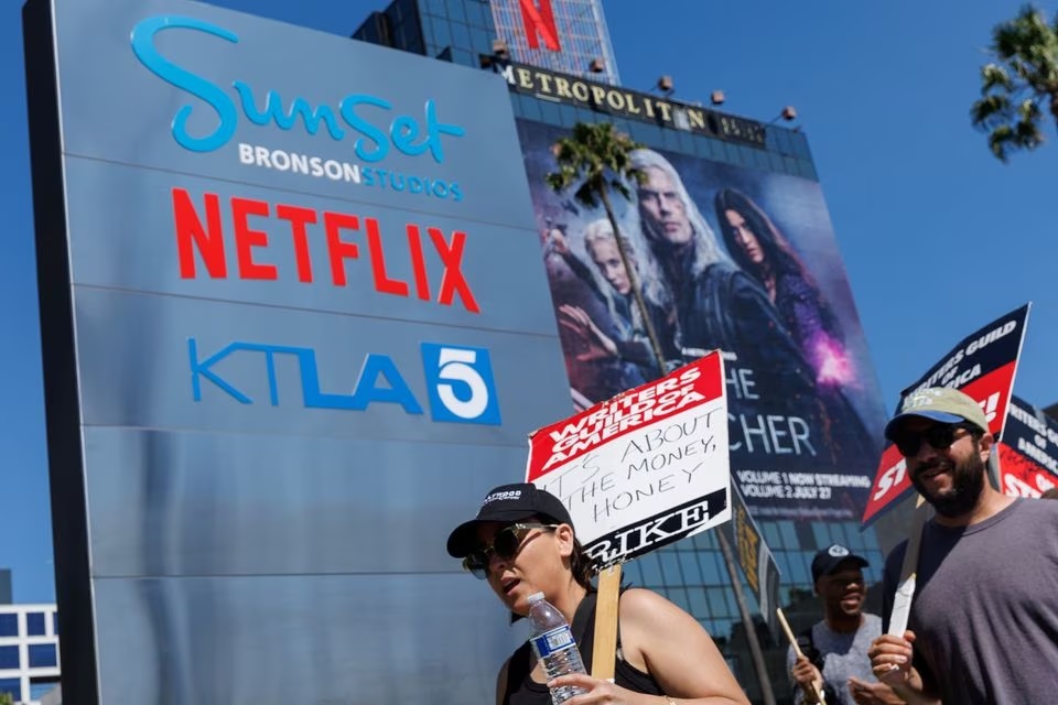 Striking Writers Guild of America (WGA) members walk the picket line in front of Netflix offices as SAG-AFTRA union announced it had agreed to a 'last-minute request' by the Alliance of Motion Picture and Television Producers for federal mediation, but it refused to again extend its existing labor contract past the 11:59 p.m. Wednesday negotiating deadline, in Los Angeles, California, U.S., July 12, 2023. REUTERS/Mike Blake Striking Writers Guild of America (WGA) members walk the picket line in front of Netflix offices as SAG-AFTRA union announced it had agreed to a 'last-minute request' by the Alliance of Motion Picture and Television Producers for federal mediation, but it refused to again extend its existing labor contract past the 11:59 p.m. Wednesday negotiating deadline, in Los Angeles, California, U.S., July 12, 2023. REUTERS/Mike Blake