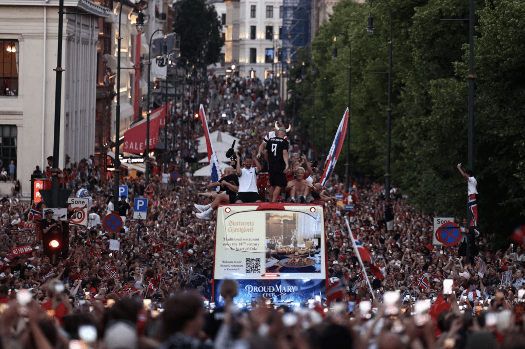 Norwegian men’s football team arrives in Oslo.