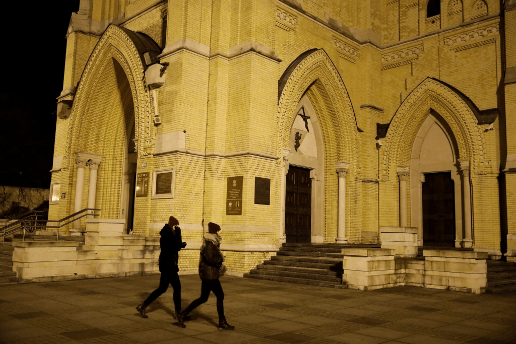  People walk outside the Archcathedral Basilica of St. Stanislaus Kostka in Lodz, Poland December 1, 2020. Picture taken December 1, 2020. REUTERS/Kacper Pempel