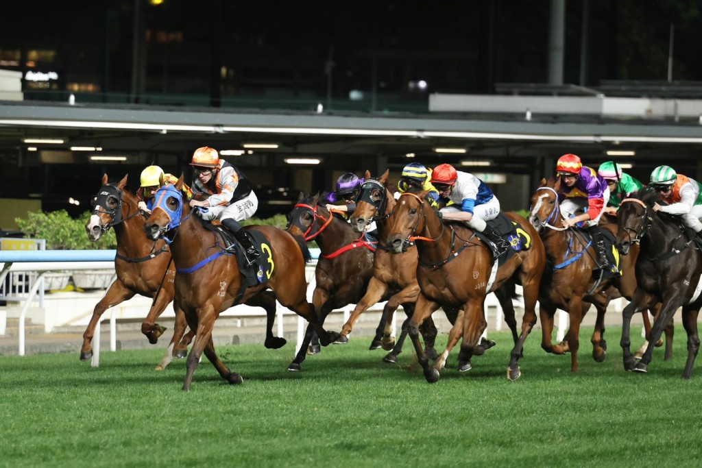 Richard Kingscote surges to the front on Blazing Beam. Sing Tao