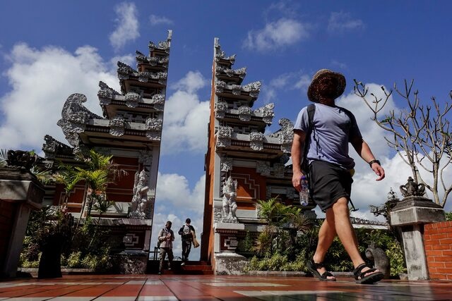 Passengers arrive at the I Gusti Ngurah Rai International Airport in Badung, Bali, Indonesia, September 2, 2022. REUTERS/Willy Kurniawan/File Photo