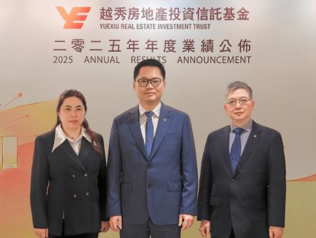 Jiang Guoxiong, center