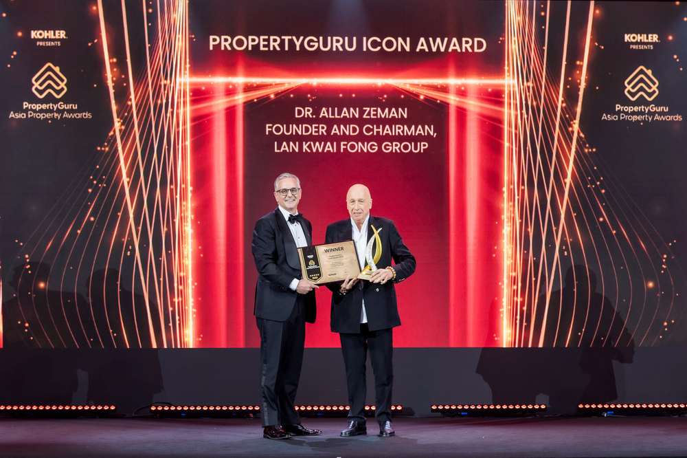 Dr. Allan Zeman, founder and chairman of Lan Kwai Fong Group, came to accept the Icon Award from the editorial team of Property Report by PropertyGuru, the official magazine