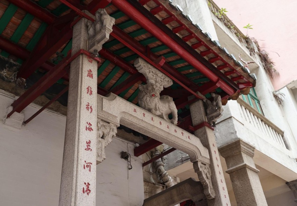 Photo shows square granite columns connected by "a prawn beam" of the temple.