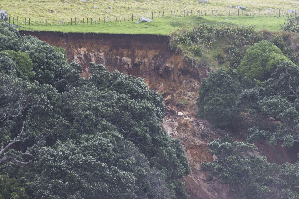 Photo by DJ MILLS / AFP  A general view shows a landslide while a search is underway by local emergency services for missing people at Mount Maunganui in Tauranga on January 22, 2026.