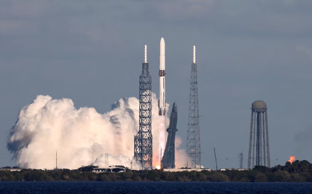 A Blue Origin New Glenn rocket launches on NASA's EscaPADE mission, which is carrying two satellites to orbit Mars, from the Cape Canaveral Space Force Station in Cape Canaveral, Florida, U.S., November 13, 2025. REUTERS/Joe Skipper 