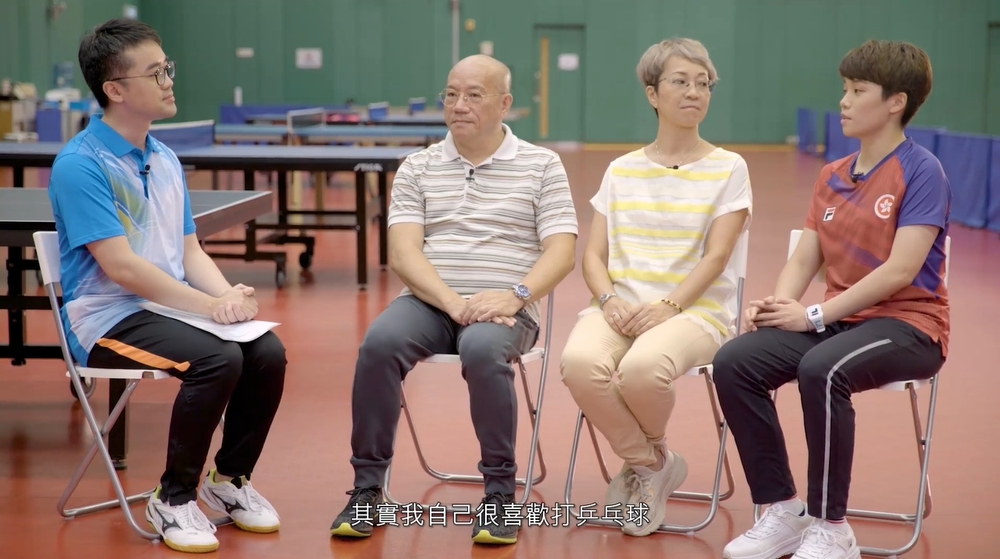 Doo Hoi-kem's father, second left, called on parents to throw their weigh behind their children, which will help them succeed. (Photo: Screen capture of Education Bureau's YouTube channel) Doo Hoi-kem's father, second left, called on parents to throw their weigh behind their children, which will help them succeed. (Photo: Screen capture of Education Bureau's YouTube channel)