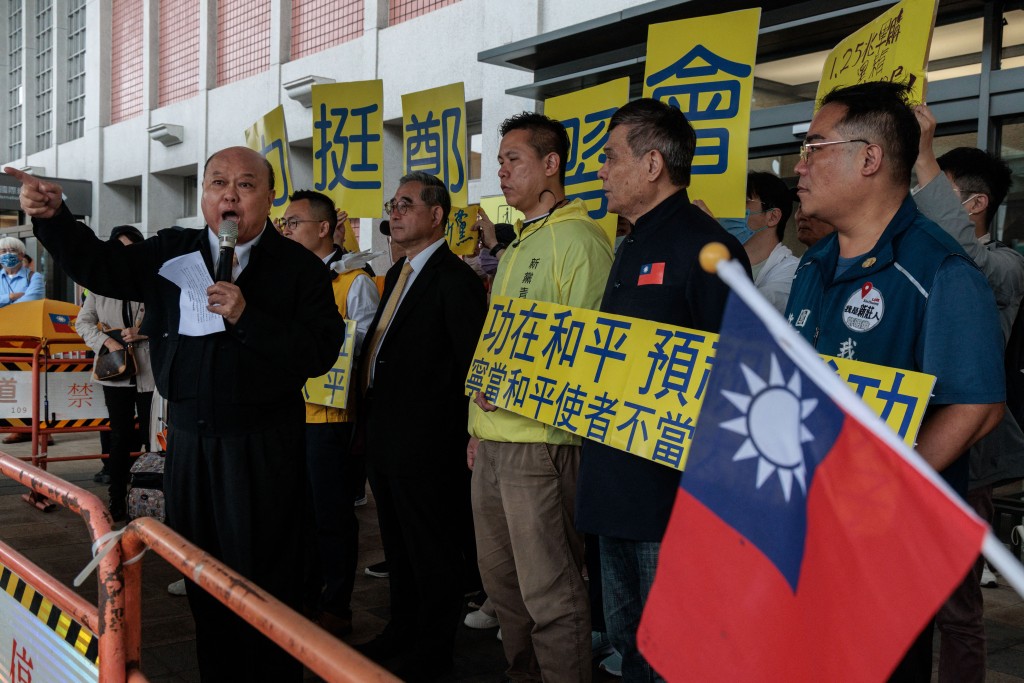 Photo by CHENG YU-CHEN / AFP  Supporters of Cheng Li-wen, chairwoman of the Kuomintang, gather at Taipei Songshan Airport ahead of her departure for mainland China on April 7, 2026.