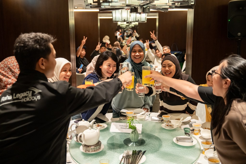 Muslim travelers enjoy Chinese cuisine at a halal-certified restaurant in the city