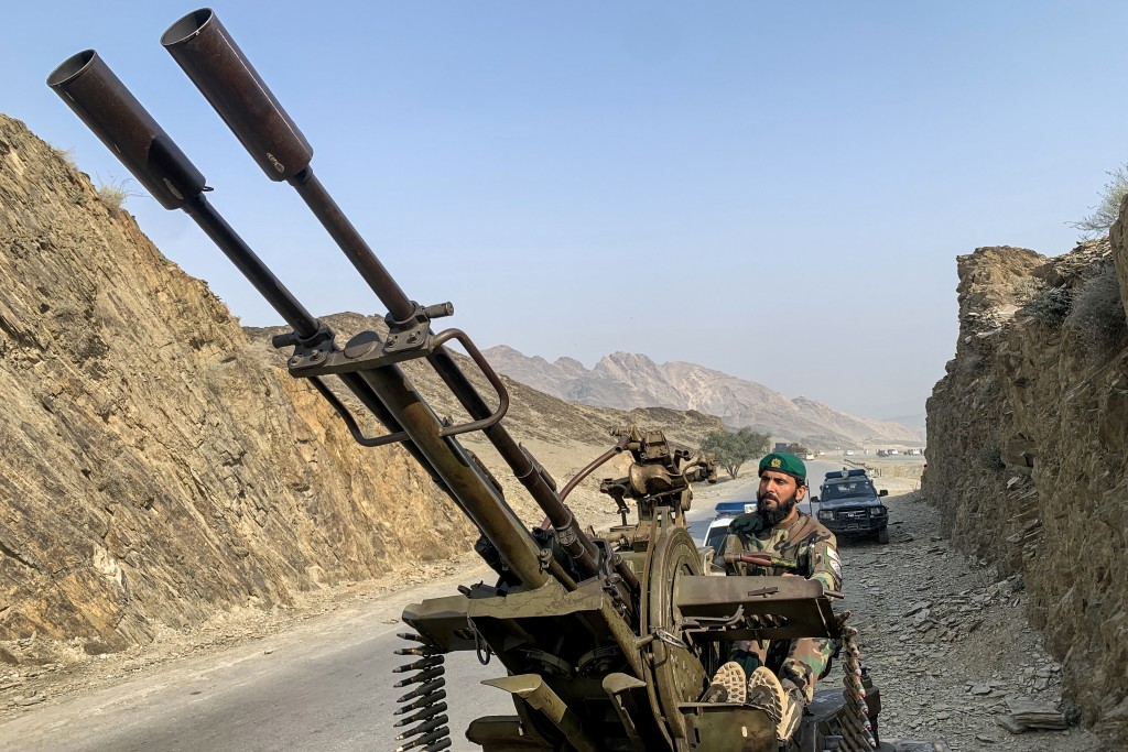 Photo by AIMAL ZAHIR / AFP  A Taliban security personnel operating an anti-aircraft gun keeps watch for Pakistani airstrikes near the Torkham border crossing between Afghanistan and Pakistan in the Nangarhar province on February 27, 2026 following overnight cross-border fighting between the two countries.
