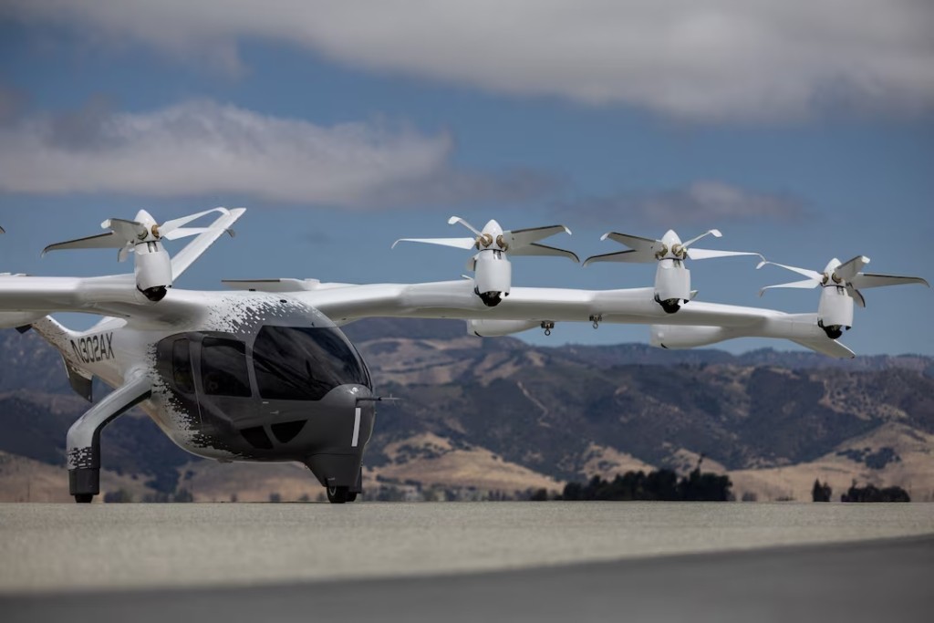 Midnight, an all-electric aircraft from company Archer Aviation, is seen at the Salinas Municipal Airport in Salinas, California, U.S. August 2, 2023. REUTERS/Carlos Barria/File Photo