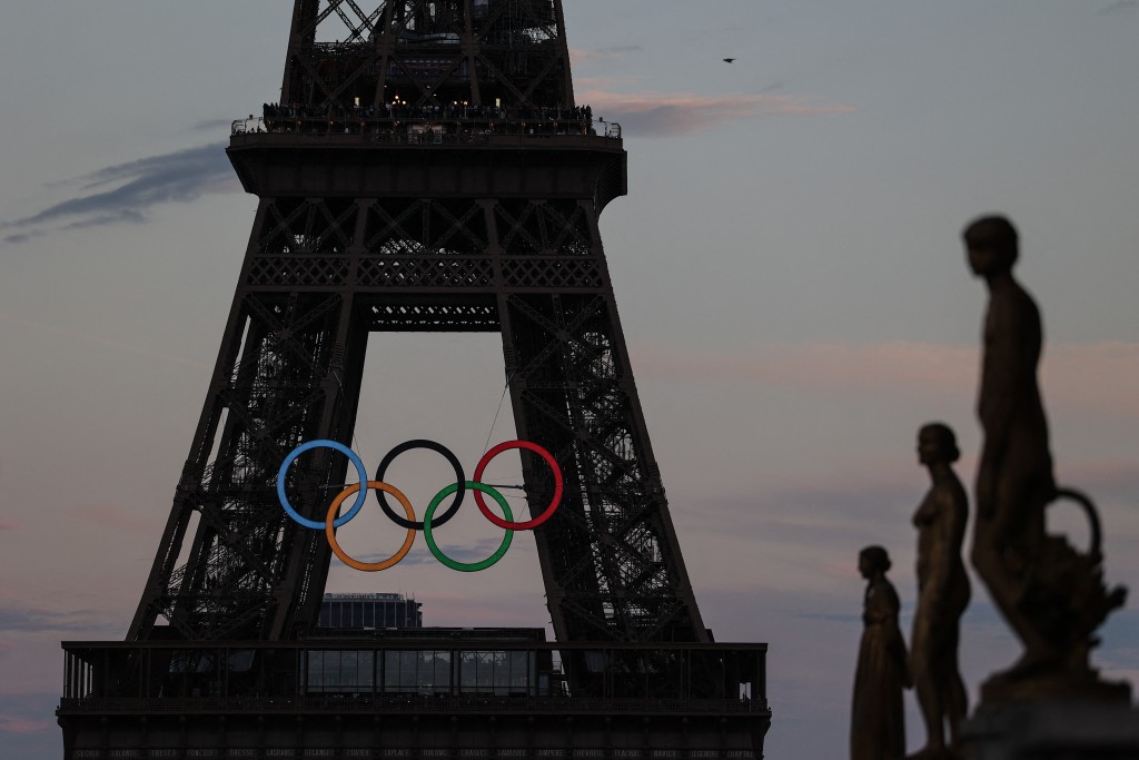 Photo by THIBAUD MORITZ / AFP  This general view from Place du Trocadero shows the Olympic rings on The Eiffel Tower in Paris on September 6, 2024.