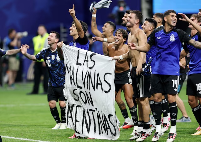 Soccer Football - FIFA World Cup 2026 - Semi Final - England v Argentina - Atlanta Stadium, Atlanta, Georgia, U.S. - July 15, 2026 Argentina's Lisandro Martinez and Giovani Lo Celso celebrate with a banner after the match as Argentina qualify for the final of the World Cup REUTERS/Amanda Perobelli