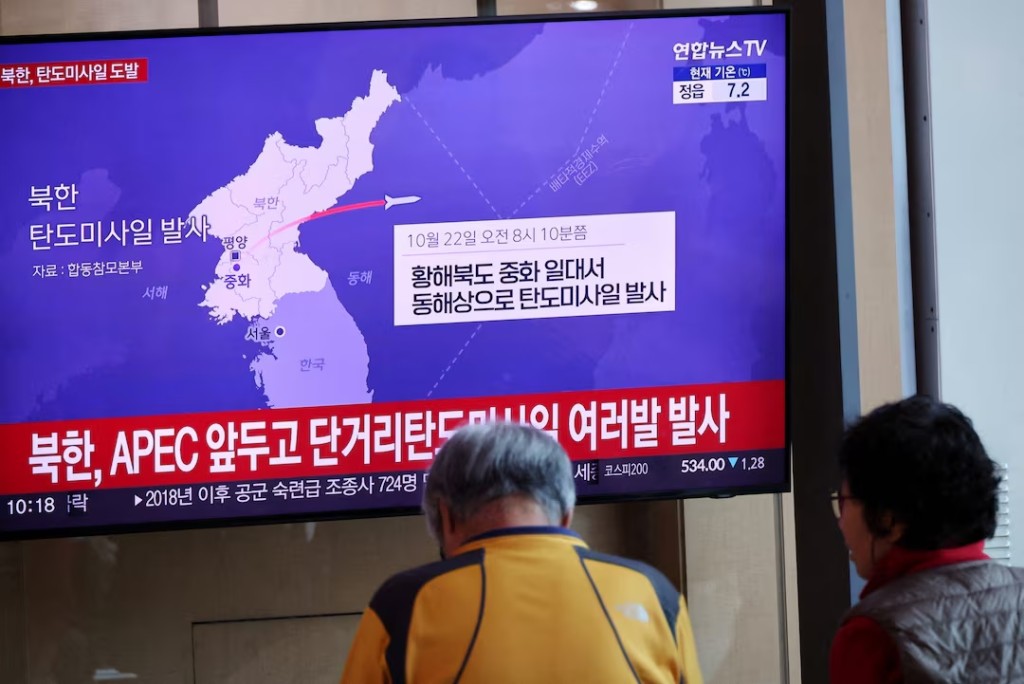 People watch a TV broadcasting a news report on North Korea firing a short-range ballistic missile towards the sea off its east coast, at a railway station in Seoul, South Korea, October 22, 2025. REUTERS/Kim Hong-Ji