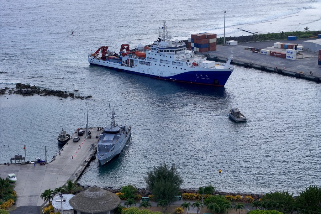 Photo by JOHNNY BEASLEY / AFP Chinese research vessel Da Yang Hao arrives at Avatiu Harbour in the Avarua district of the Cook Islands on November 8, 2025, as part of a mission to support research into potential deep-sea mining.