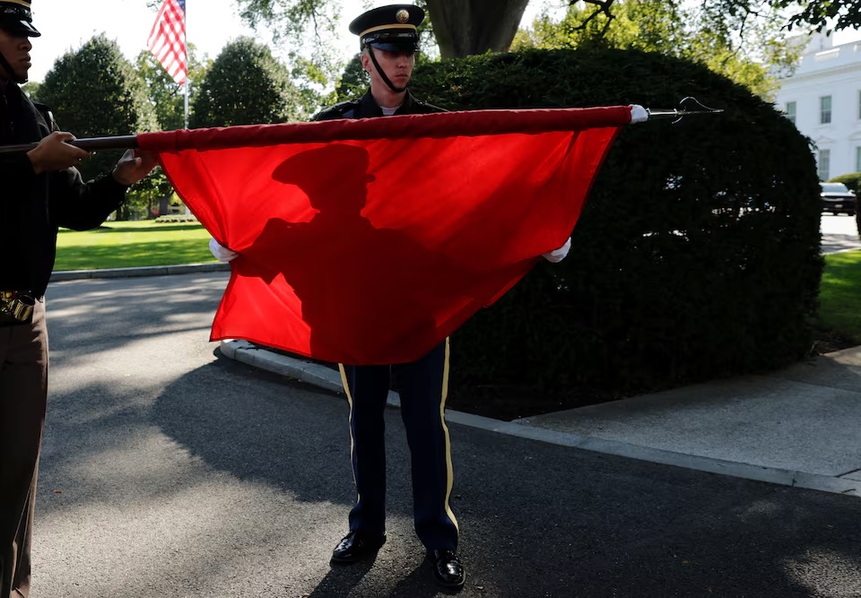 Members of a U.S. military honor guard roll up a Chinese flag after rehearsing for Chinese President Xi Jinping’s state visit next week with U.S. President Donald Trump at the White House in Washington, D.C., U.S., September 16, 2026. REUTERS/Jonathan Ernst