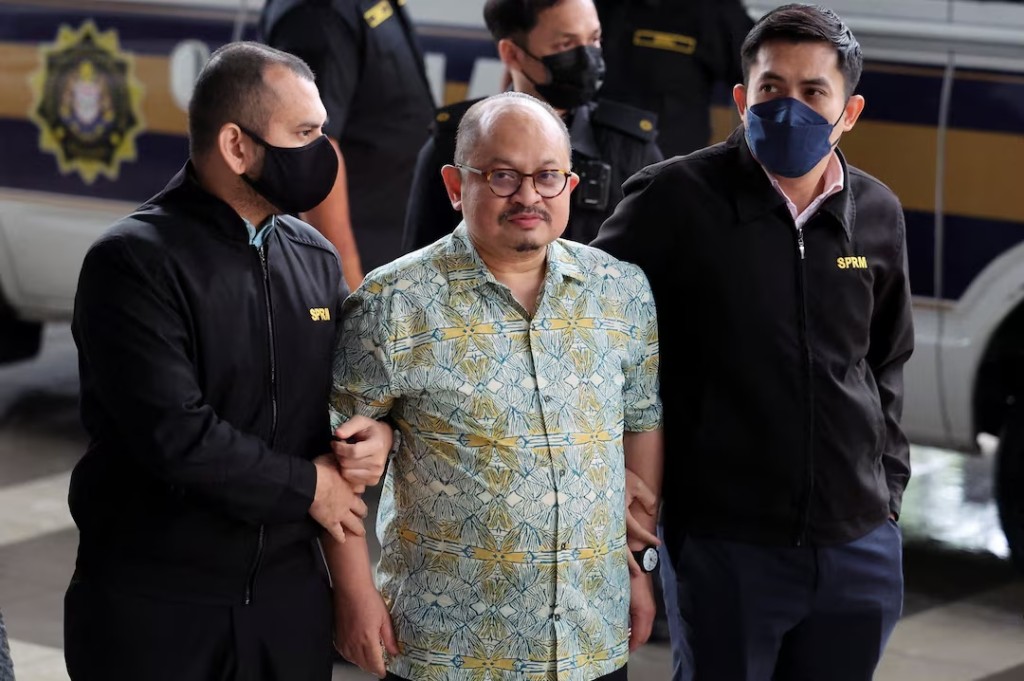  Shamsul Iskandar Mohd Akin, former senior political secretary to Prime Minister Anwar Ibrahim, is taken to Kuala Lumpur Court Complex by Malaysian Anti-Corruption Commission officers as he is expected to be charged over bribery allegations, in Kuala Lumpur, Malaysia, December 4, 2025. REUTERS/Hasnoor Hussain
