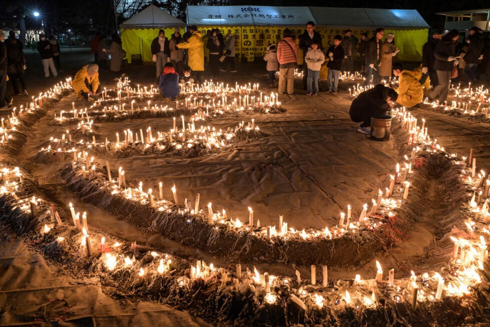 People light candles, one for each of the earthquake's 6,434 victims © Richard A. Brooks / AFP People light candles, one for each of the earthquake's 6,434 victims © Richard A. Brooks / AFP