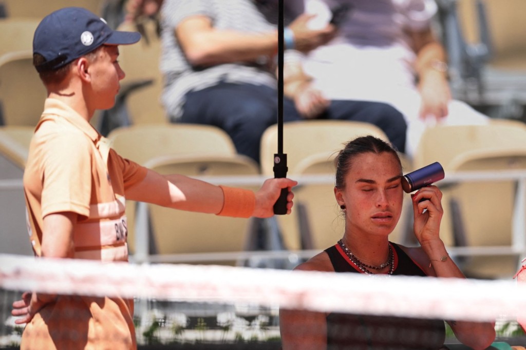 Aryna Sabalenka tries to cool off. AFP
