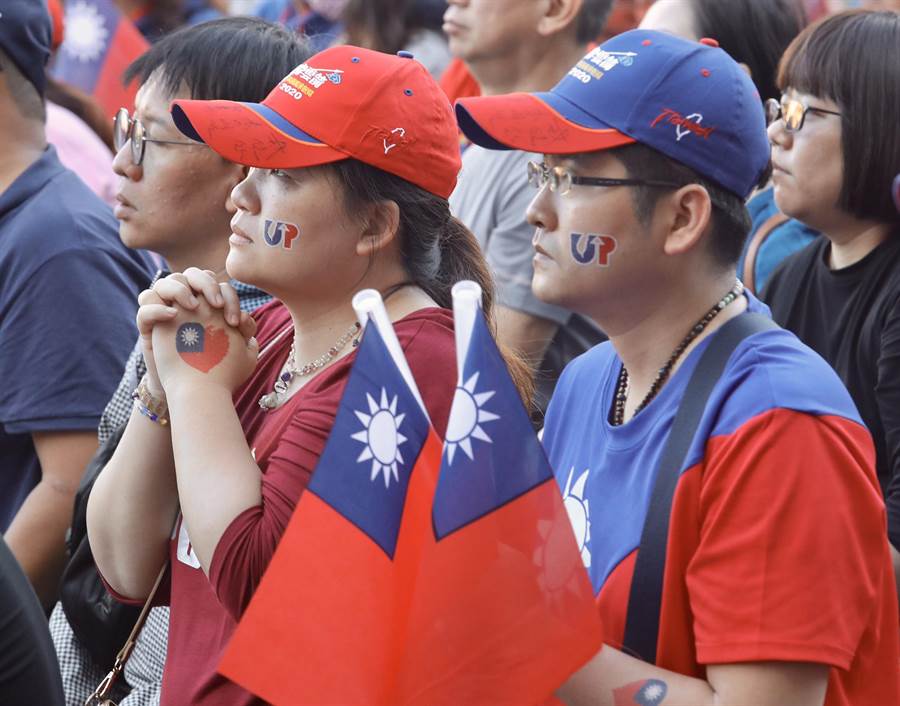 Several hundreds of volunteers and supporters gathered outside the KMT headquarter and grieved over Han's lag behind. Photo: AP