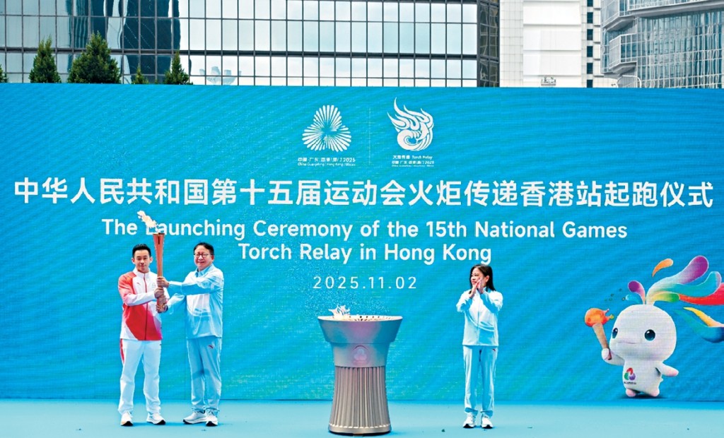 For the Hong Kong leg, the Acting Chief Executive of HKSAR, Chan Kwok-ki passed the torch to the first torchbearer Wong Chun-ting.