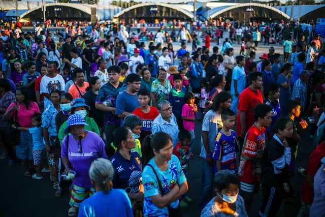 Displaced people queue for food at a temporary shelter amid clashes between Thailand and Cambodia along a disputed border area, in Buriram province, Thailand, December 16, 2025. REUTERS/Athit Perawongmetha