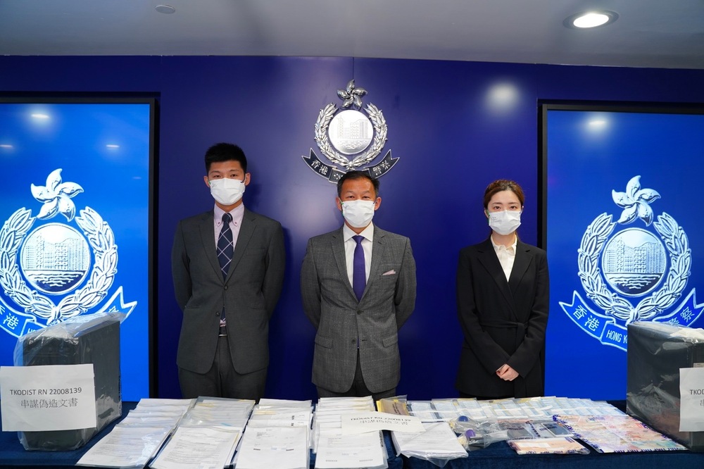 Police display evidence seized from the Kwun Tong clinic. Sing Tao Police display evidence seized from the Kwun Tong clinic. Sing Tao