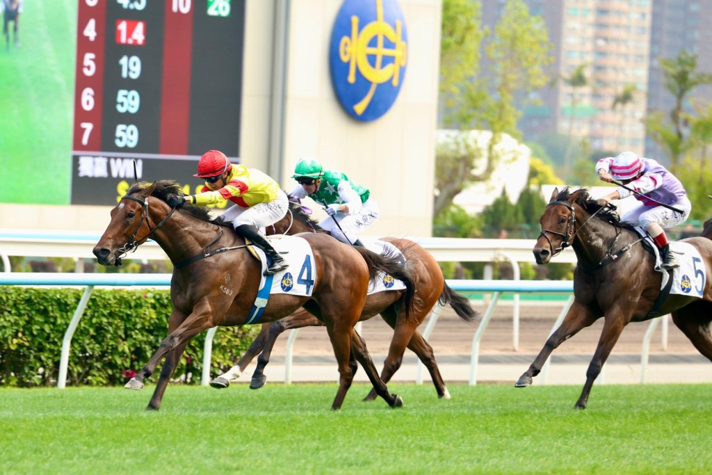 Hot Delight surges to another victory, this time with 128 pounds in Class 3. Sing Tao 