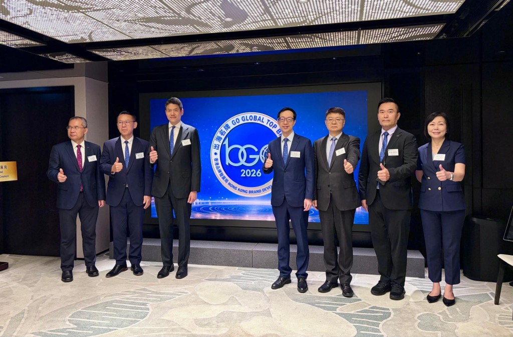 Calvin Chan (third from the right), Wingco Lo (fourth from the left).