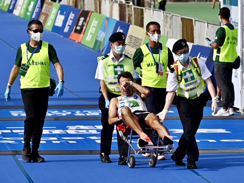 A runner felt unwell and had to be carried to the first aid station on a stretcher.
