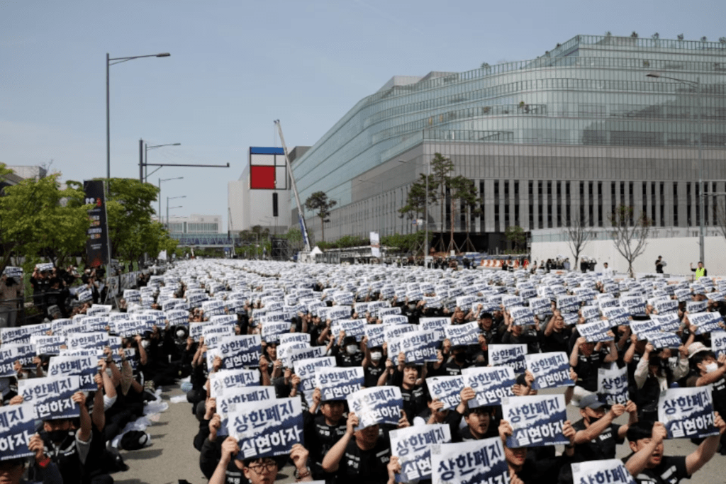 Samsung Electronics’ labour union members chant slogans during a protest against company’s compensation levels ahead of a planned lengthy strike in front of Samsung Electronics semiconductor plant in Pyeongtaek, South Korea, April 23, 2026. REUTERS/Kim Hong-Ji/File Photo 
