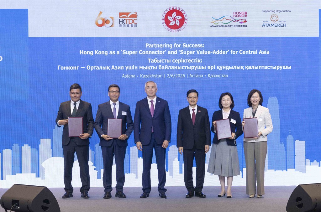 Marat Yelibayev, first left, John Lee Ka-chiu, Chief Executive of Hong Kong, third from right, Mary Huen, first right. Standard Chartered.