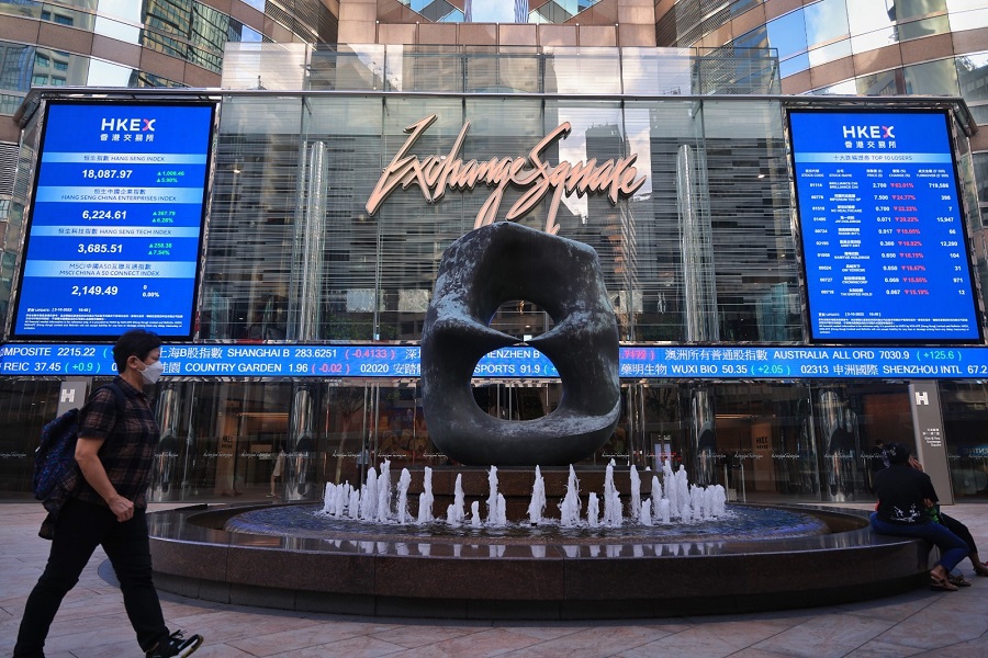 The Hang Seng Index surged 585 points or 2.5 percent to 23,619 at midday. SING TAO The Hang Seng Index surged 585 points or 2.5 percent to 23,619 at midday. SING TAO