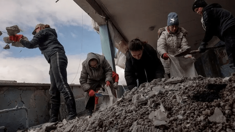 Women clear debris from a school that was damaged by shelling in Kharkiv, as Russia’s attack on Ukraine continues, Ukraine, March 27, 2022. (Reuters) Women clear debris from a school that was damaged by shelling in Kharkiv, as Russia’s attack on Ukraine continues, Ukraine, March 27, 2022. (Reuters)