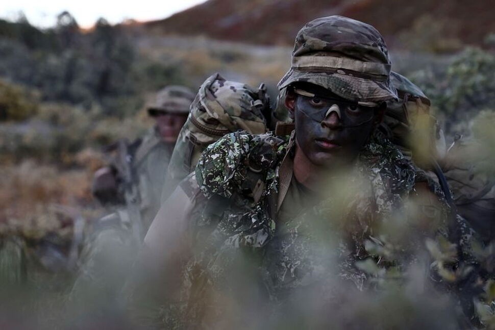 Soldiers participate in a military exercise for the first Danish conscript soldiers in Greenland since a reform of military conscription was implemented in February 2026, near Kangerlussuaq, Greenland, August 28, 2026. REUTERS/Tim Barsoe