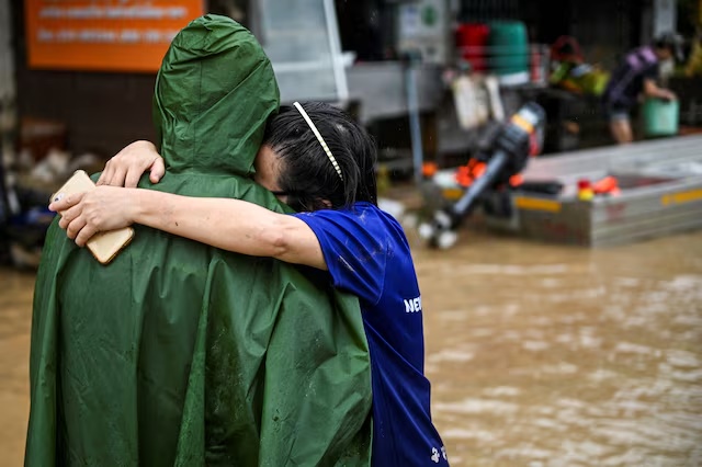 A woman hugs her father as they reunite, on a flooded street in Hat Yai district, affected by deadly heavy rainfall, which has impacted several provinces in southern Thailand, in Songkhla province, Thailand, November 26, 2025. REUTERS/Karit Chaui-aksorn