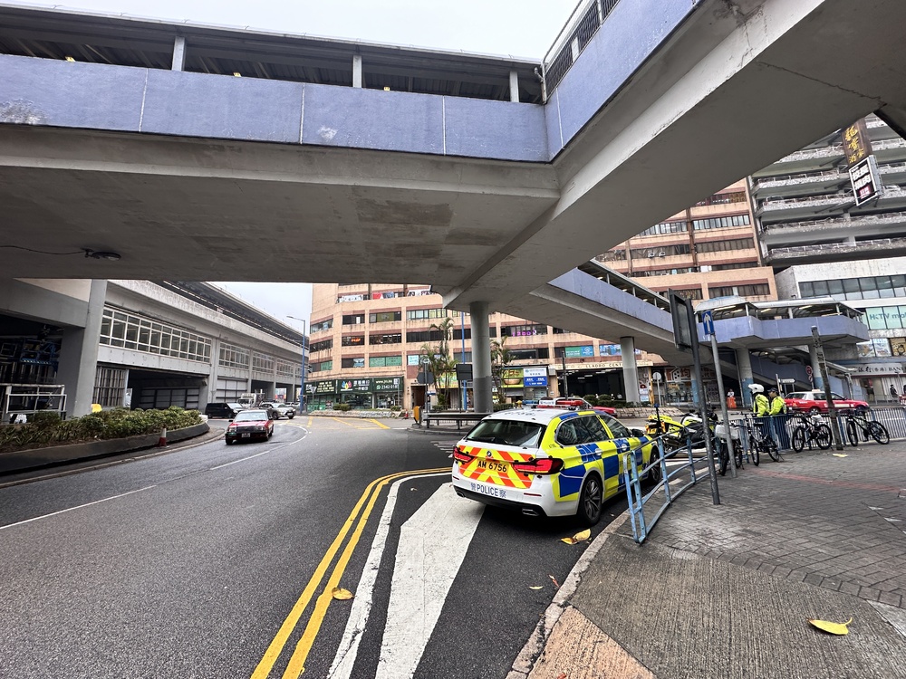 Officers on alert for offenders at the Kwun Tong roundabout near apm mall. Officers on alert for offenders at the Kwun Tong roundabout near apm mall.